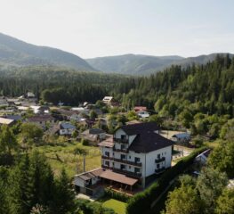 Soveja, locul de poveste din inima munților Vrancei. Ce ai de văzut, unde te cazezi.