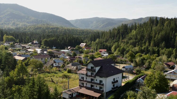 Soveja, locul de poveste din inima munților Vrancei. Ce ai de văzut, unde te cazezi.