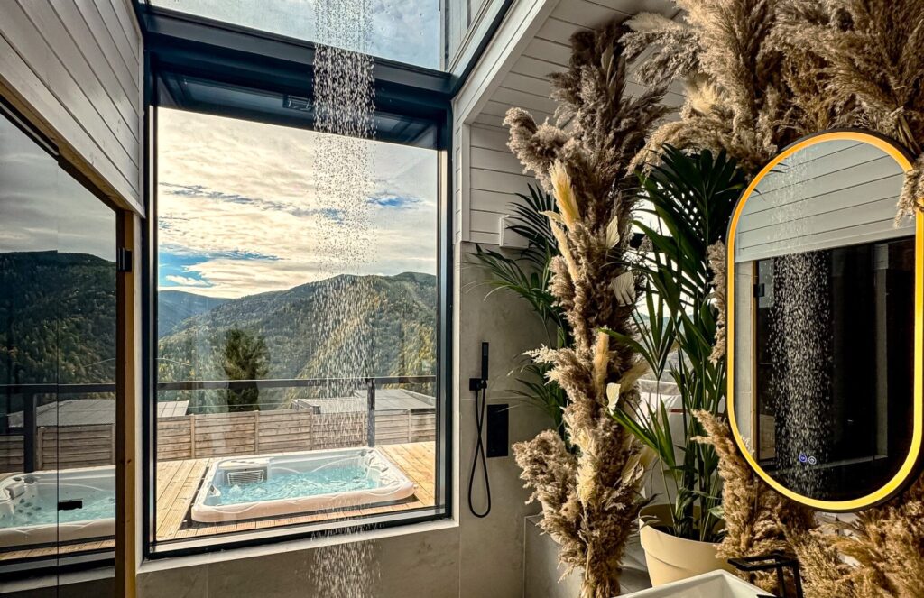 Cabana secretă, din inima munților, cea mai romantică locație din România