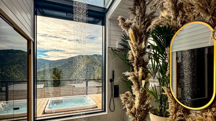 Cabana secretă, din inima munților, cea mai romantică locație din România