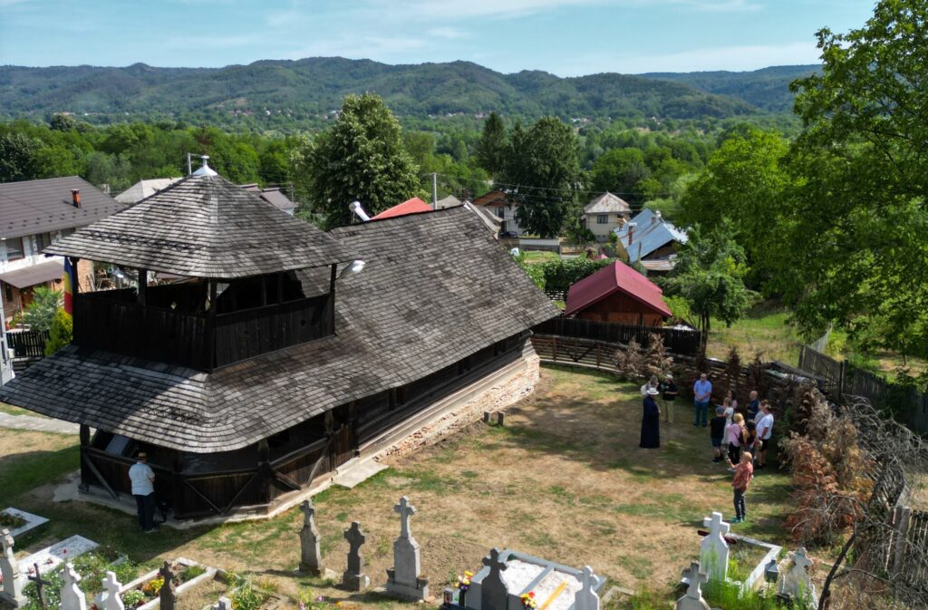Biserica de lemn din Jupânești, cea mai frumoasă şi bine conservată din sud-estul Europei