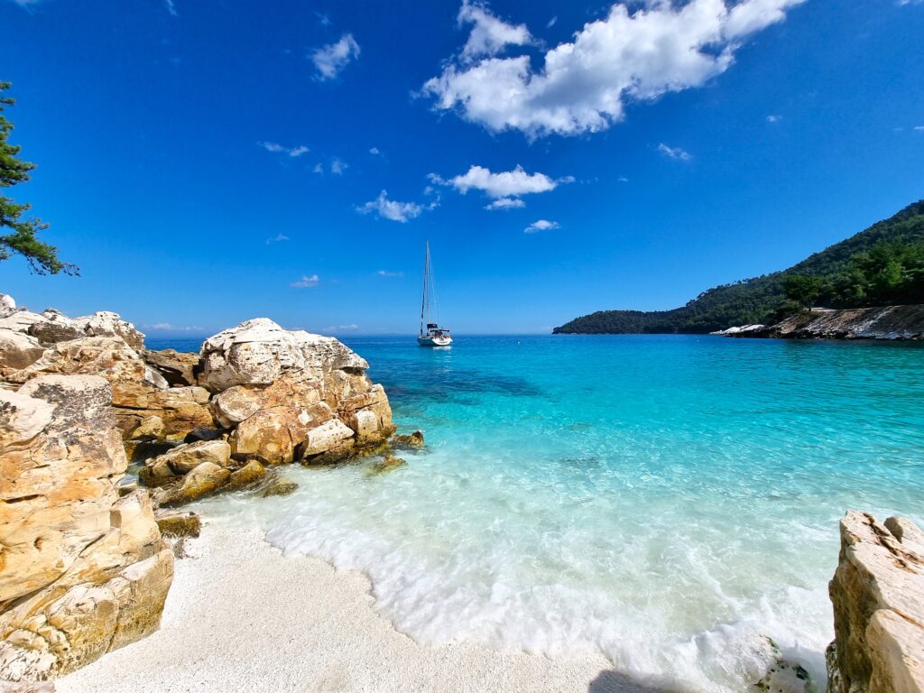 Marble Beach, Thassos. Plaja cu apă turcoaz. Tot ce trebuie să știi înainte să mergi