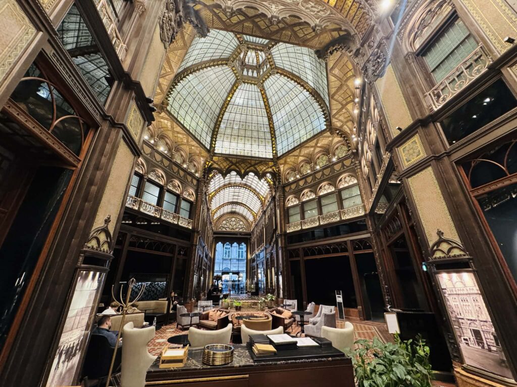 Parisi Udvar. Locul din Budapesta, ireal de frumos, ca un decor de film 