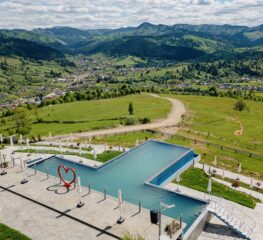Spectaculos! Avem imagini cu cea mai nouă piscină infinity din România. Și, sincer, arată ireal.