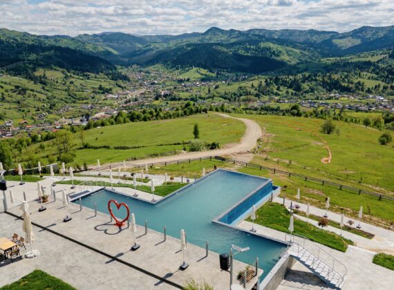 Spectaculos! Avem imagini cu cea mai nouă piscină infinity din România. Și, sincer, arată ireal.