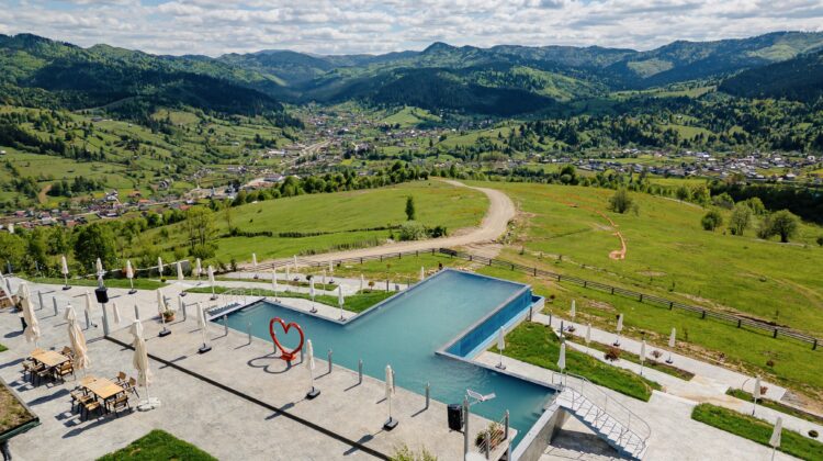Spectaculos! Avem imagini cu cea mai nouă piscină infinity din România. Și, sincer, arată ireal.