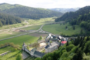 Descoperă Mănăstirea Slatina: Cetatea Ascunsă a Bucovinei