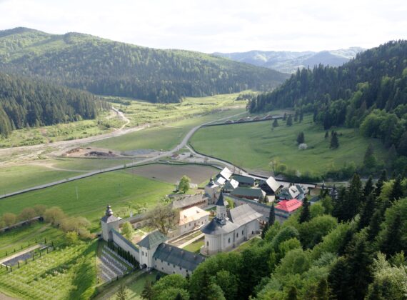 Descoperă Mănăstirea Slatina: Cetatea Ascunsă a Bucovinei