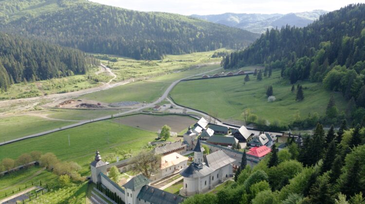 Descoperă Mănăstirea Slatina: Cetatea Ascunsă a Bucovinei