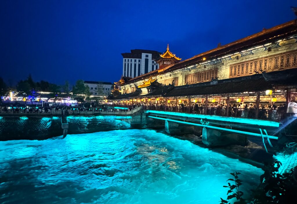 Ghid de călătorie Chengdu, China: Urși panda, „Lacrimi Albastre” și experiențe autentice