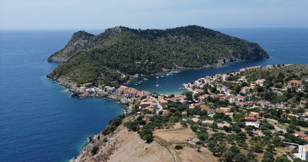 Assos, bijuteria colorată a Kefaloniei. Ghid complet de călătorie
