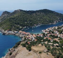 Assos, bijuteria colorată a Kefaloniei. Ghid complet de călătorie