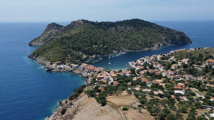 Assos, bijuteria colorată a Kefaloniei. Ghid complet de călătorie