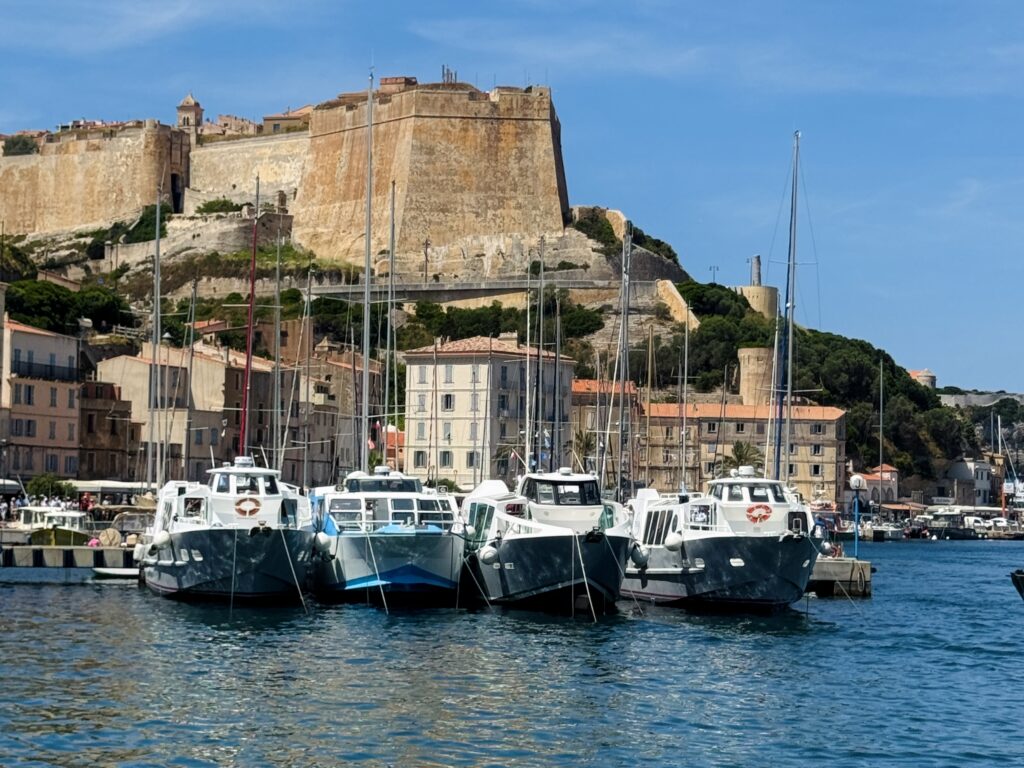 Bonifacio, perla de calcar a Corsicii. Ce vizitezi, unde te cazezi, ce mănânci