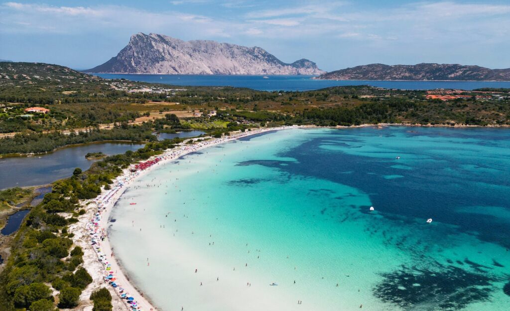 Ghid complet de vacanță în Sardinia. Tot ce trebuie să știi înainte să pleci: unde te cazezi, cât costă, cum ajungi