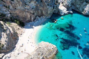 Paradisul secret al lumii, cu ape turcoaz, la două ore de zbor de România