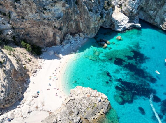 Paradisul secret al lumii, cu ape turcoaz, la două ore de zbor de România