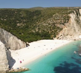 Cea mai frumoasă plajă din Europa e la doar o oră și 50 min. de zbor de România