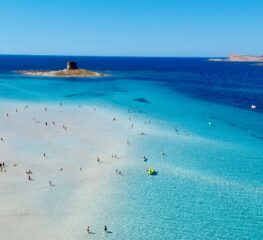 Plaja La Pelosa din Sardinia. Tot ce trebuie să știi înainte să o vizitezi