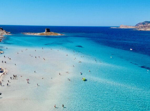 Plaja La Pelosa din Sardinia. Tot ce trebuie să știi înainte să o vizitezi