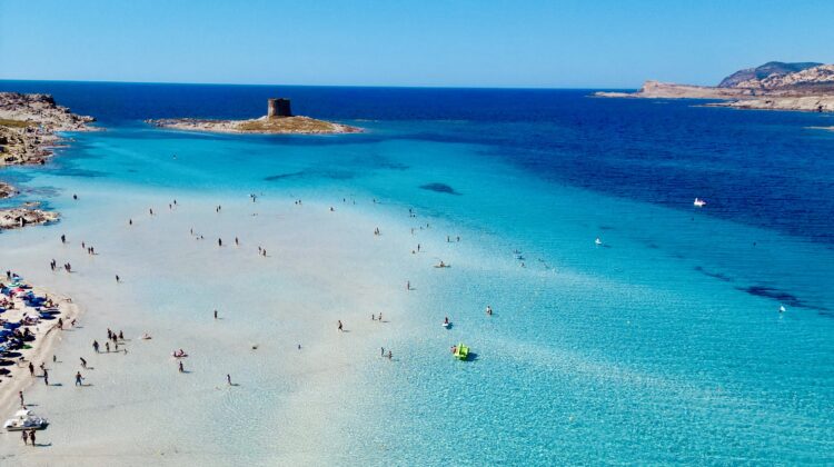 Plaja La Pelosa din Sardinia. Tot ce trebuie să știi înainte să o vizitezi