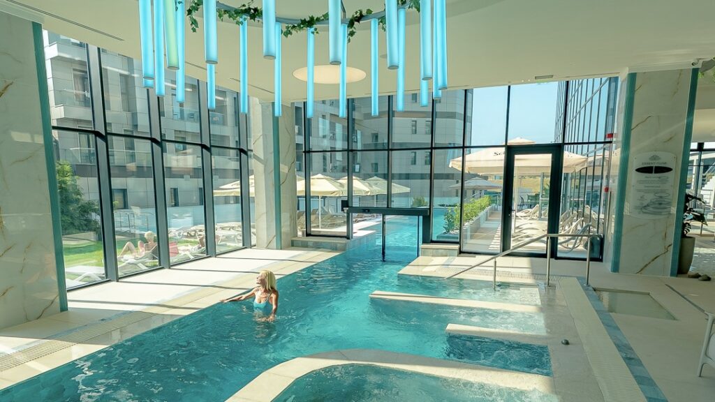 4 locuri superbe din România, cu ape termale sau piscine, de neratat, vara aceasta