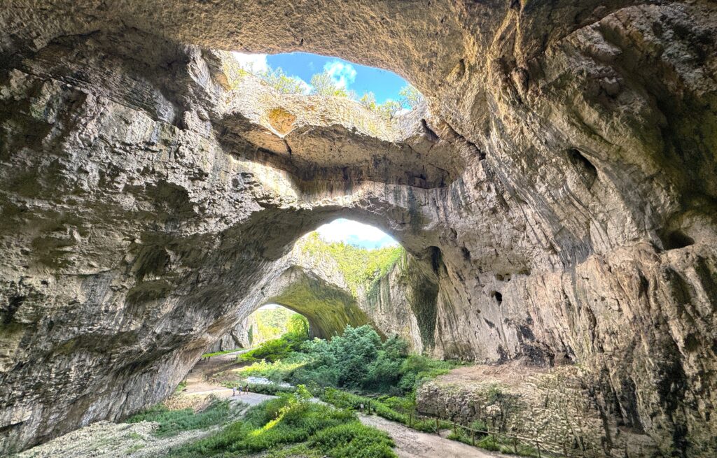 Peștera Devetashka, Bulgaria. Minunea naturală aproape de România
