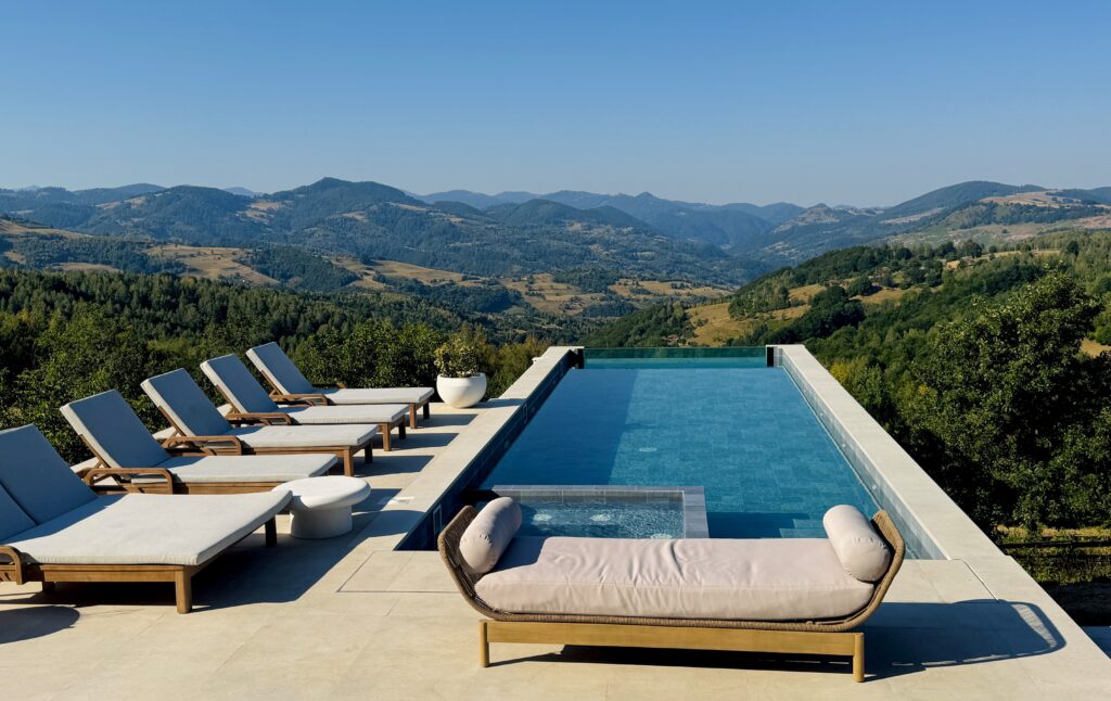 Superb! Cea mai nouă piscină infinity din România, pentru vara 2026