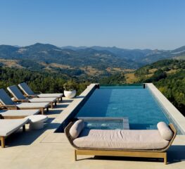 Superb! Cea mai nouă piscină infinity din România, pentru vara 2026