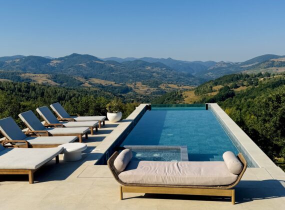 Superb! Cea mai nouă piscină infinity din România, pentru vara 2026