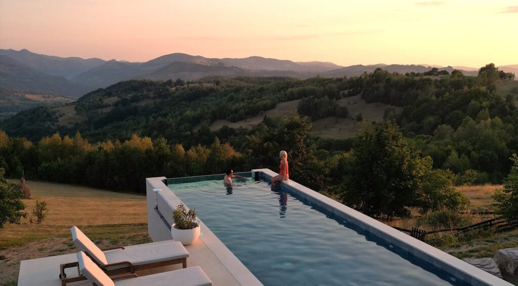 Vara 2026. 10 locuri superbe, cu piscină încălzită, la munte, în România