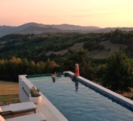 Vara 2026. 10 locuri superbe, cu piscină încălzită, la munte, în România