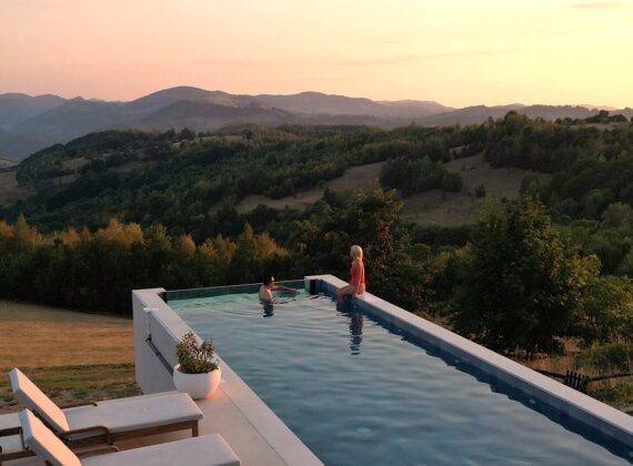 Vara 2026. 10 locuri superbe, cu piscină încălzită, la munte, în România