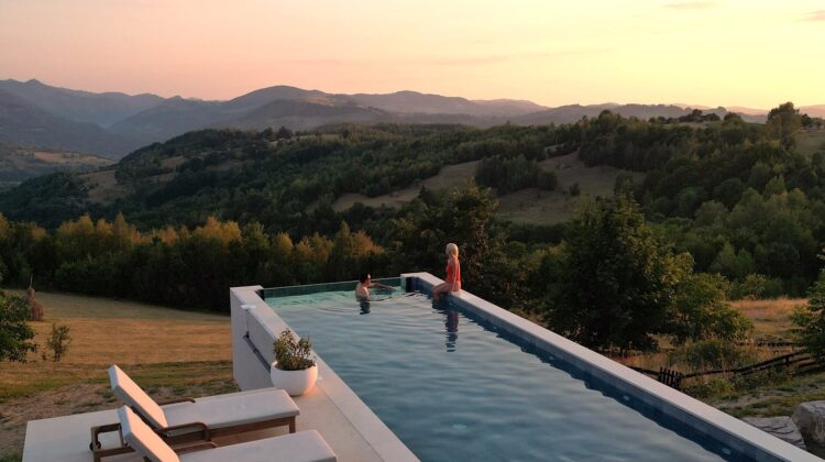 Vara 2026. 10 locuri superbe, cu piscină încălzită, la munte, în România