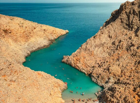 10 plaje superbe din Grecia, unde ajungi doar pe jos sau cu barca