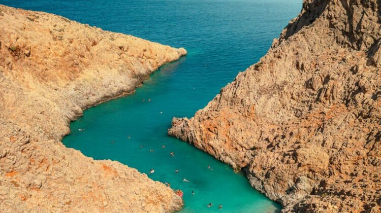 10 plaje superbe din Grecia, unde ajungi doar pe jos sau cu barca
