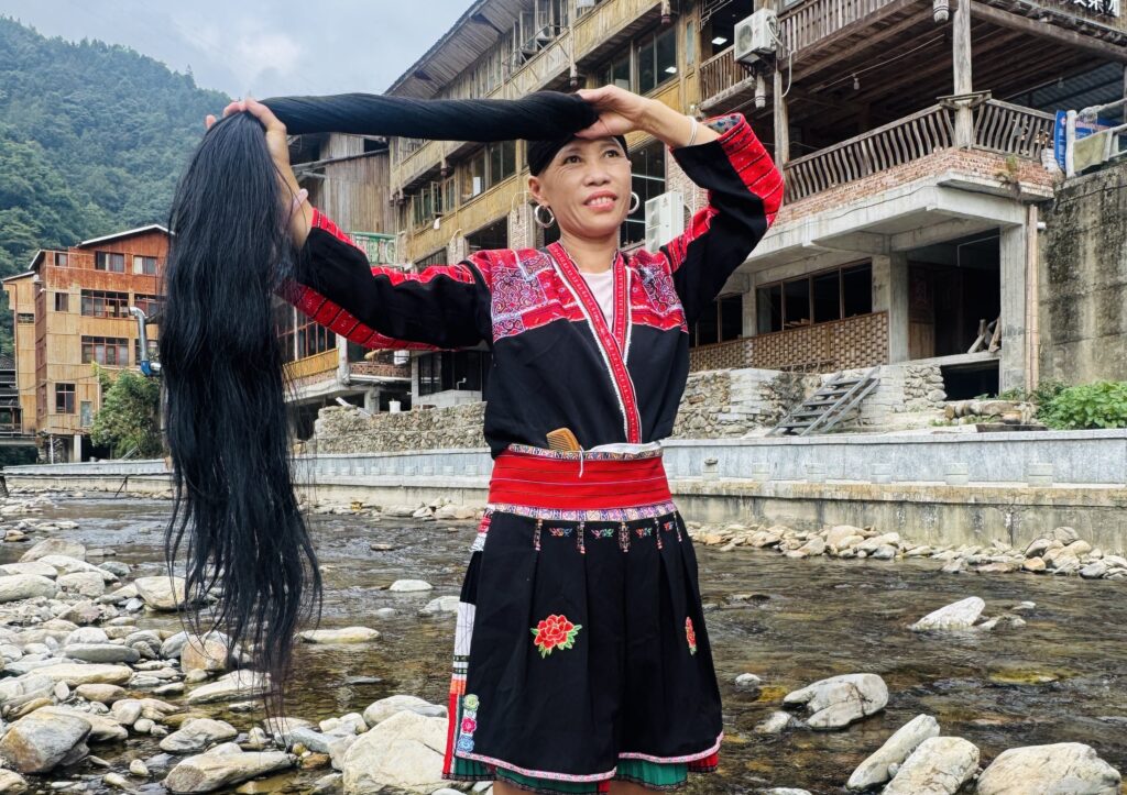 Huangluo, China. Satul femeilor cu cel mai lung păr din lume. Află-le secretul!