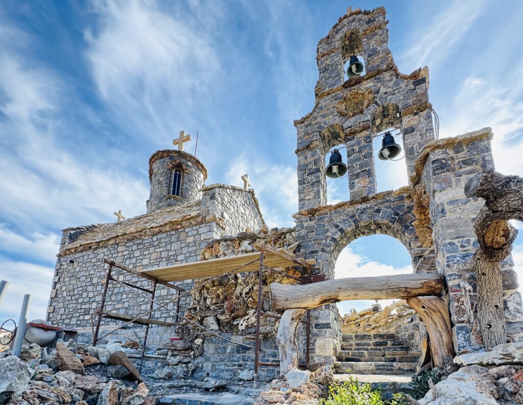 Paraclisul Sfântului Paisie din Creta, oaza de liniște, deasupra Mării Libiei