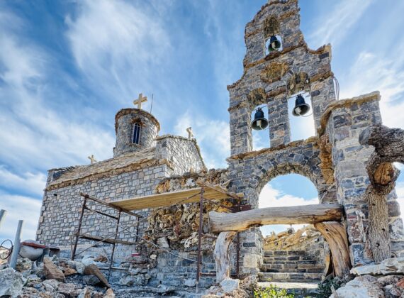 Paraclisul Sfântului Paisie din Creta, oaza de liniște, deasupra Mării Libiei